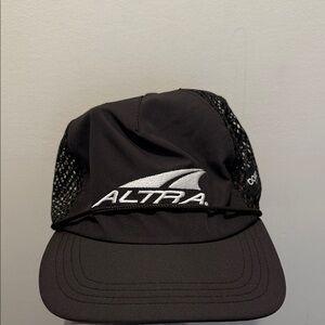Alta running hat in black